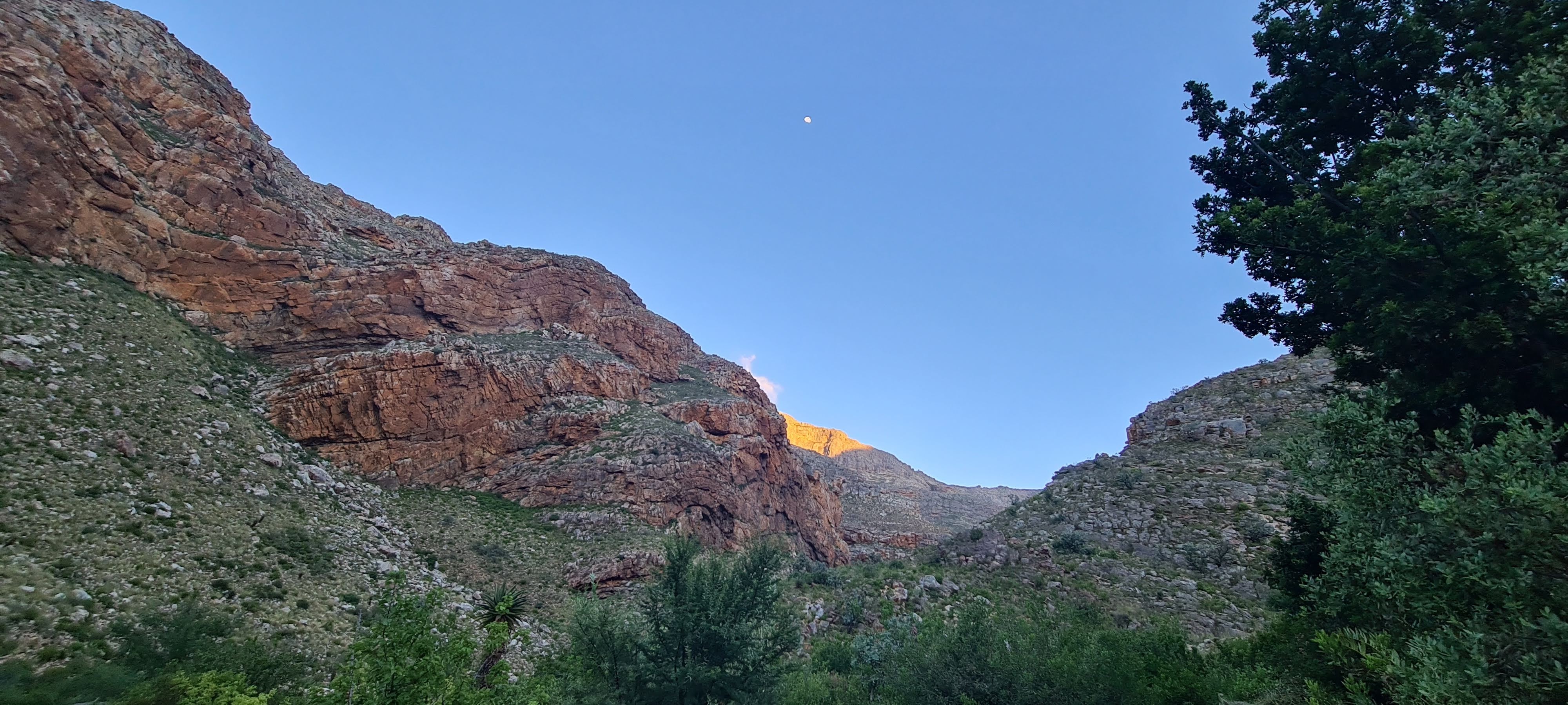 Seweweekspoort cliffs at dawn